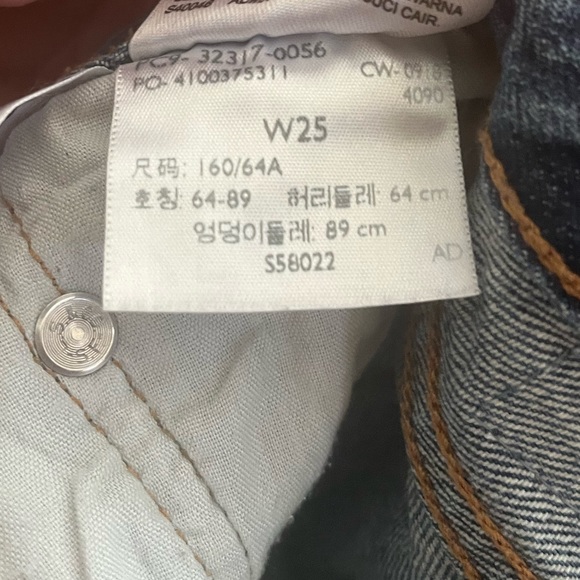 Levi’s High Waisted Denim Shorts - Medium Wash - Picture 4 of 4